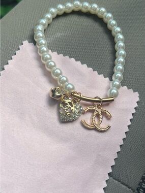 Pearl charms Bracelet with Gold-Tone Charm - Designer Style